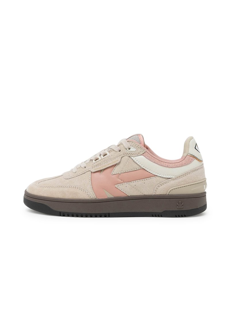 Beige Wildlederschuhe mit pinken Akzenten, weißen Details, Schnürverschluss, gepolsterter Zunge und einer strukturierten Gummisohle.
