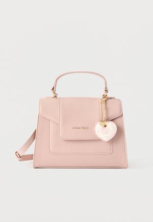 Roosa struktureeritud õlakott pealmise sangaga, eesmine kiletasku, kuldne "Anna Field" logo ja südamekujulise lillemustriga ripats.
