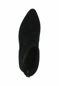 Stivale alla caviglia in suede nero con punta affusolata, texture liscia e tacco arrotondato. Design semplice senza decorazioni visibili.