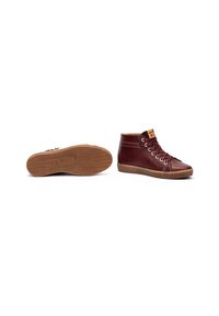 Zapatillas altas de cuero marrón con punta redonda, cuello acolchado, suela de goma marrón y sistema de cordones. Presenta un logotipo en la lengüeta.