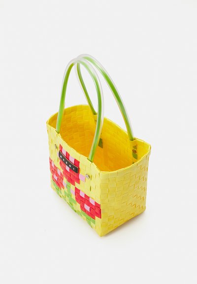 Bolsa de palha amarela com alças verdes; apresenta um padrão xadrez com acentos em rosa e vermelho; textura suave; design de topo aberto.