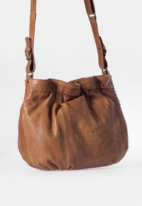 Borsa a tracolla in pelle marrone con design arricciato e tracolla regolabile. Presenta dettagli di cucitura e un mix di superfici lisce e testurizzate.