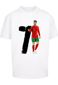 Witte t-shirt met een graphic van een speler in een rood shirt en groene shorts, met het nummer 7 in vet zwart achter de figuur.