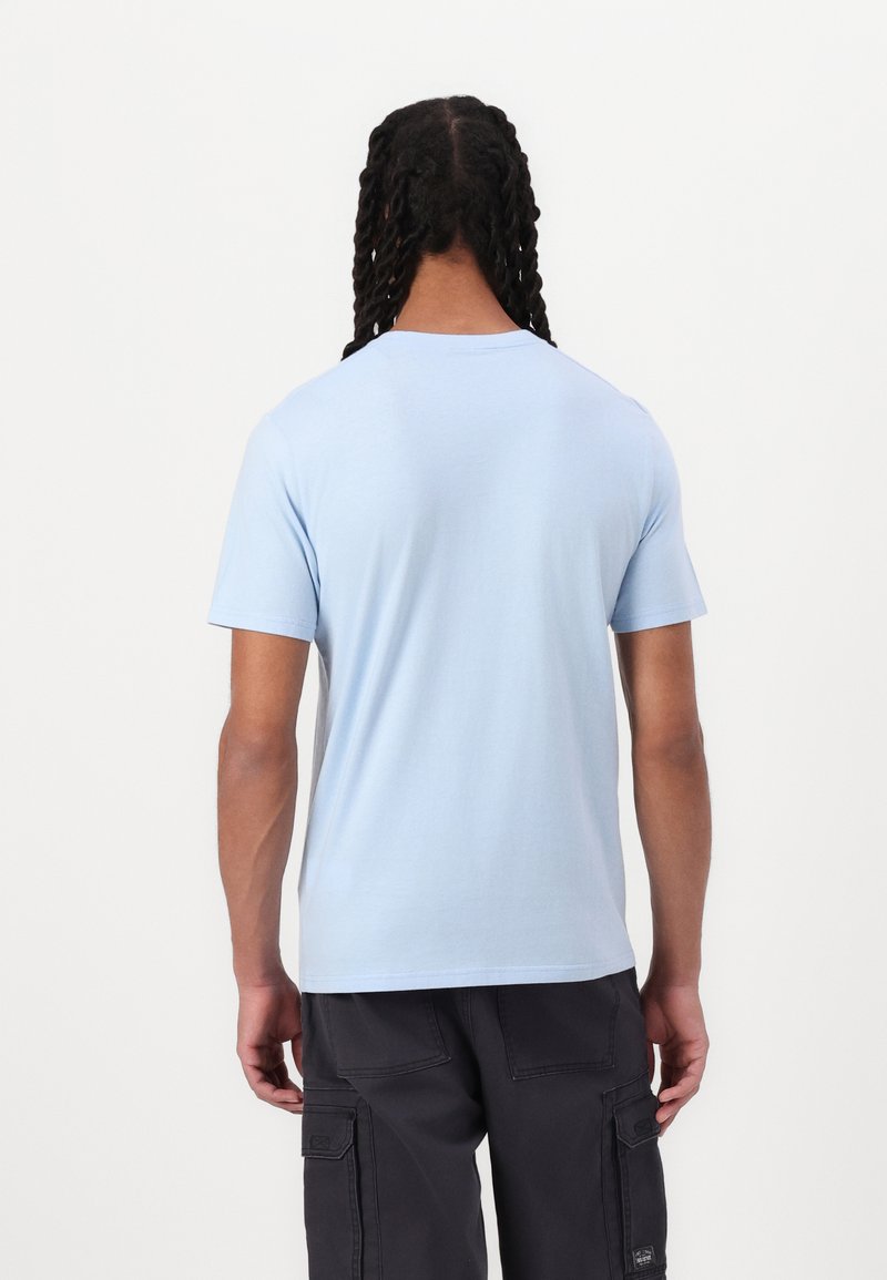 Camiseta de algodón azul claro con mangas cortas y escote redondo, diseño liso, textura suave y corte ligeramente ajustado.