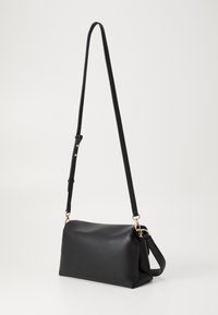 Bolso de hombro de cuero negro con forma rectangular, correa ajustable, detalles de hardware dorados y una textura mate suave.