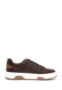 Zapatilla de cuero marrón con un acabado texturizado, que presenta una suela blanca y acentos marrones. Diseño con cordones y un ligero tacón para mayor soporte.