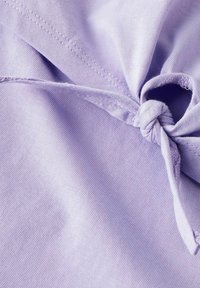 Gaiši purpursarkana kokvilnas audums ar mezglu detaļu. Tekstūra ir gluda un nedaudz stiepjas, parādot smalku mirdzumu.