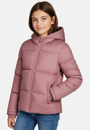 Meisje draagt een mauve donsjas met kap en rits, staat met één hand in de zak, tegen een effen lichte achtergrond.