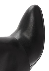 Botte de cheville en cuir noir avec un bout pointu, une texture lisse et une finition mate. La hauteur du talon est modérée avec un design sans couture.