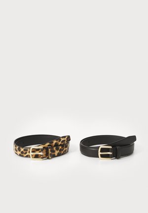 Due cinturini: uno con stampa leopardata e fibbia dorata, in pelle nera, l'altro completamente nero con fibbia dorata, entrambi con texture liscia.