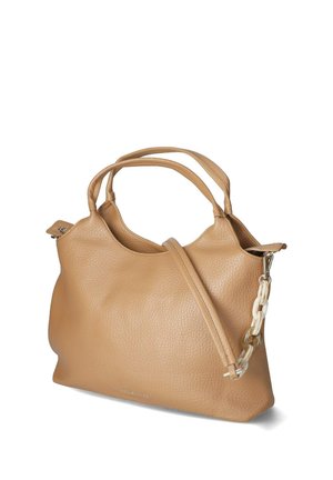 Sac à main en cuir texturé marron clair avec deux poignées, une bandoulière amovible et un accent de chaîne blanche épaisse sur un côté.