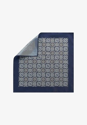 Vierkante marineblauwe pochet met een symmetrisch wit en bordeauxrood bloemachtig geometrisch patroon, een hoek omgevouwen om de lichtblauwe voering te tonen.