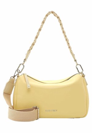 Bolso de cuero amarillo con textura suave, cierre de cremallera, asa trenzada en la parte superior y una amplia correa de tela. Nombre de la marca grabado en la parte delantera.