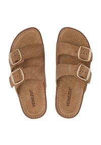 Brune ruskinds slide-sandaler med to justerbare spænder og stikninger langs kanterne. Har en polstret indersål med mærkenavnet trykt indeni.