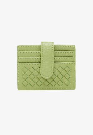 Zaļš ādas kartes turētājs ar austs rakstu priekšpusē, četriem kartēm paredzētiem nodalījumiem un aizdares spiedpogām. Gluda virsma ar smalkiem izšuvumiem.