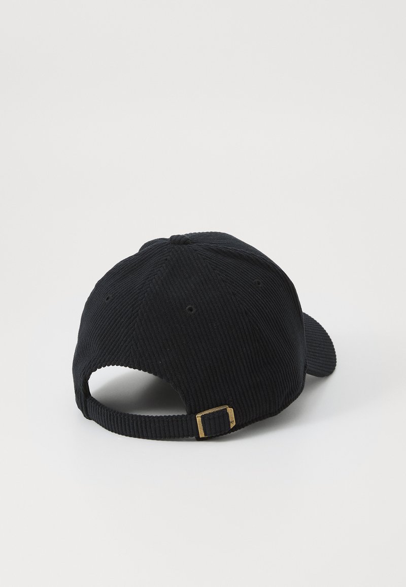 Zwarte corduroy pet met een ronde kroon en een gebogen klep. Voorzien van een metalen gesp aan de achterkant en ventilatie-oogjes.