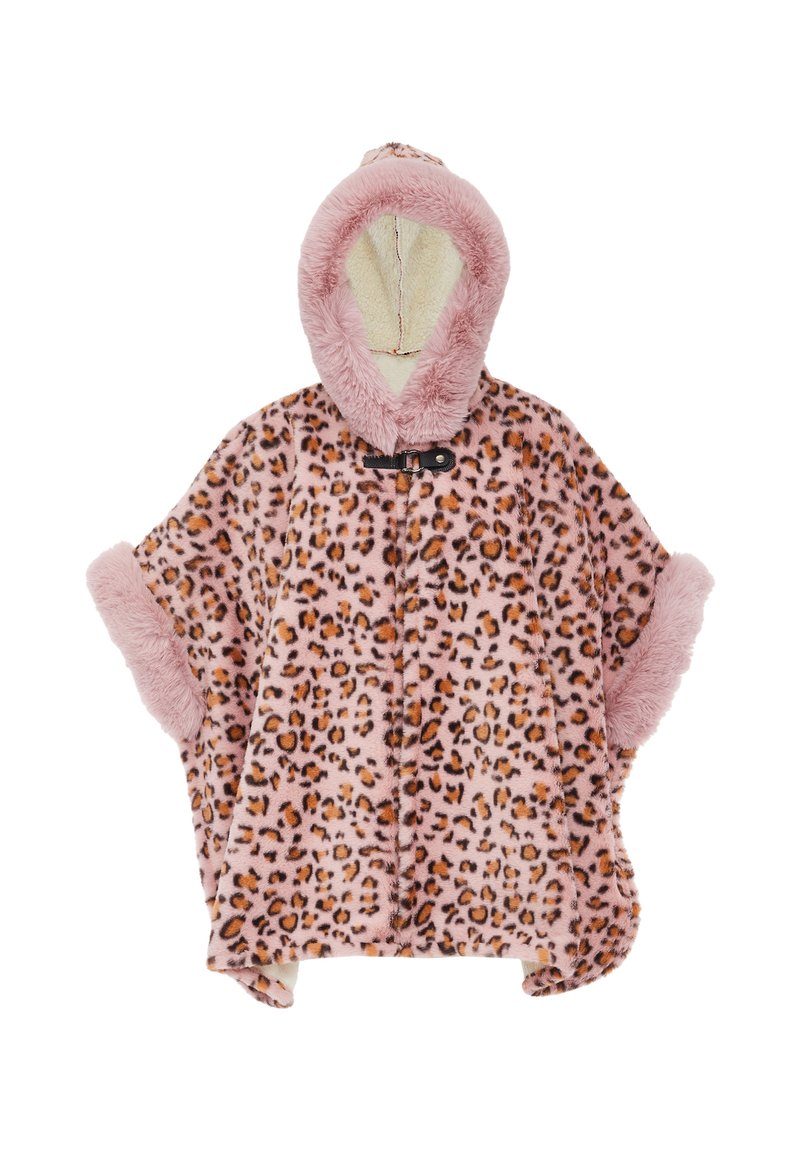 Růžový pončo s leopardím potiskem a kapucí, vyrobené z měkké, sametové tkaniny, s načechraným lemem kolem kapuce a rukávů, a dekorativním zapínáním na knoflík.