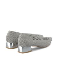 Silberne, metallische Schuhe mit niedrigem Absatz, die über ein gewebtes Mesh-Obermaterial mit einem strukturierten Muster und einer runden Zehenpartie verfügen.