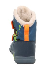 Niebieski, wodoodporny boot z miękką, beżową wyściółką z frotte; ma pomarańczowe paski, zieloną grafikę i teksturowaną szaro-srebrną podeszwę.