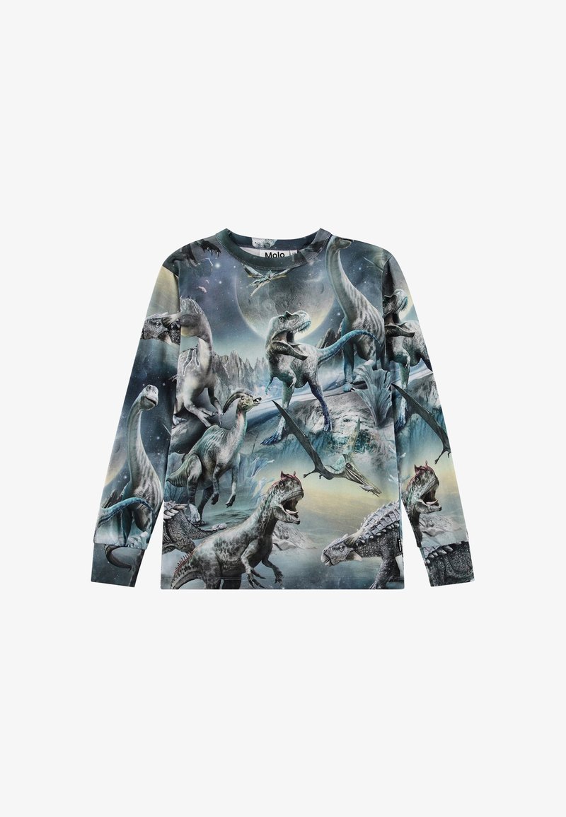Barns långärmad skjorta med ett flerfärgat dinosauriemönster som visar olika arter i ett förhistoriskt landskap under en månbelyst himmel.