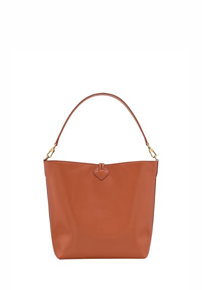 Braune Leder-Tasche mit glatter Textur, einem runden Griff und einem dreieckigen Metallakzent am Verschluss.