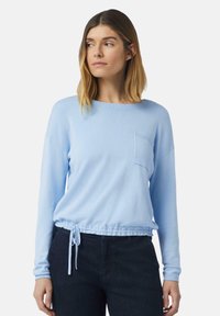 Hellblauer Langarm-Pullover mit Rundhalsausschnitt, gerippten Bündchen, Vordertasche und verstellbarem Kordelzugsaum. Weicher Stoff.