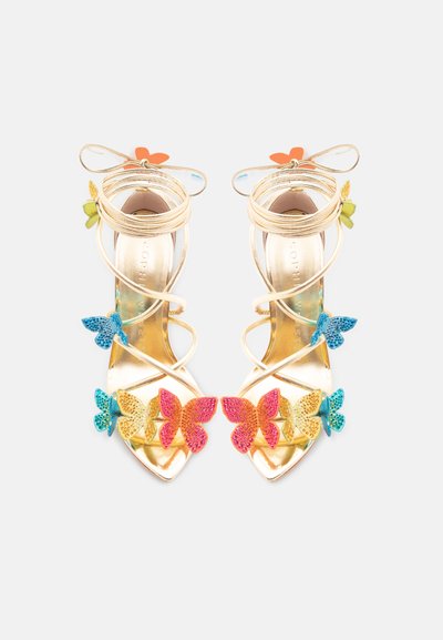 Χρυσά σανδάλια με ψηλό τακούνι και λουράκια, διακοσμημένα με πολύχρωμες πεταλούδες μπροστά και λουράκια στον αστράγαλο με μοτίβα πεταλούδας.