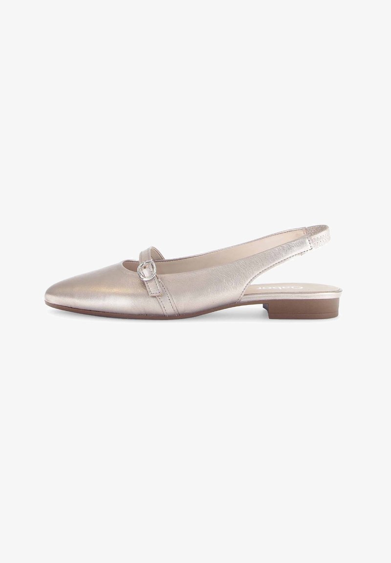 Slingback schoen in metallic lichtgoud leer. Heeft een ronde neus, een kleine versiering op de band en een lage gestapelde hak.