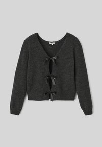 Pull en maille gris foncé avec un col en V, coupe courte, et trois nœuds en satin noirs au centre, avec des manches longues et une texture douce.