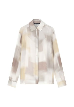 Camisa de manga larga con botones, con un patrón abstracto en beige, blanco y gris y cuello clásico, mostrada extendida sobre fondo blanco.