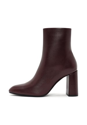 Stivaletto borgogna con finitura in pelle liscia, punta affusolata e tacco trasparente chunky. Design elegante e minimalista.