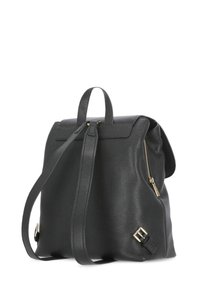 Zaino in pelle nera con design strutturato, superficie testurizzata, manico superiore, spallacci regolabili e tasca laterale con zip e accessori in oro.