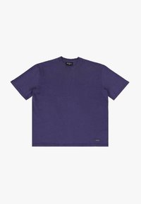 Camiseta de algodón morada con cuello redondo, mangas cortas y un corte relajado. Presenta una pequeña etiqueta con el logo en el dobladillo. Textura suave.