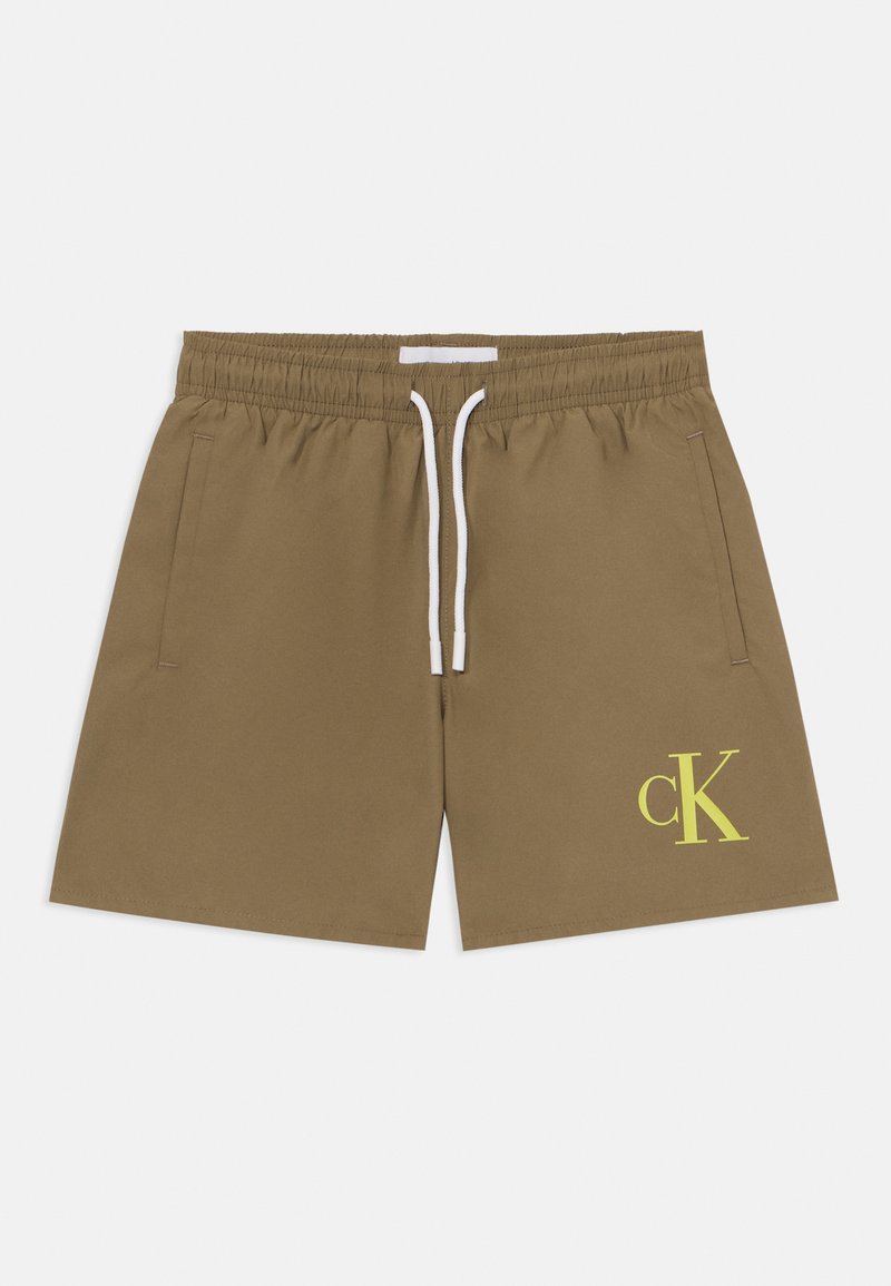 Bruine zwemboxers met een trekkoord in de taille, twee zijzakken en een contrasterend neongele logo op het linkerpijpcorp. Glad stoffen textuur.