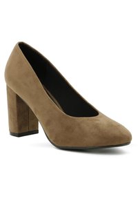 Décolleté in suede marrone con punta tonda e tacco a blocco. La scarpa presenta una superficie liscia e un design minimalista.