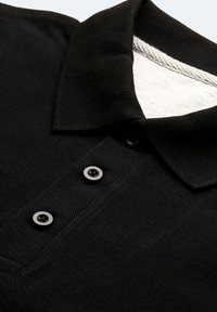 Schwarz Polohemd mit strukturiertem Gewebe, flachem Kragen und drei Knöpfen. Der Kragen hat eine hellfarbige Innenauskleidung.