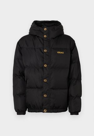 Sort dunjakke med hætte, prydet med gyldne knapper og 'VERSACE' logo i guld. Tekstureret, isoleret materiale og elastiske manchetter.
