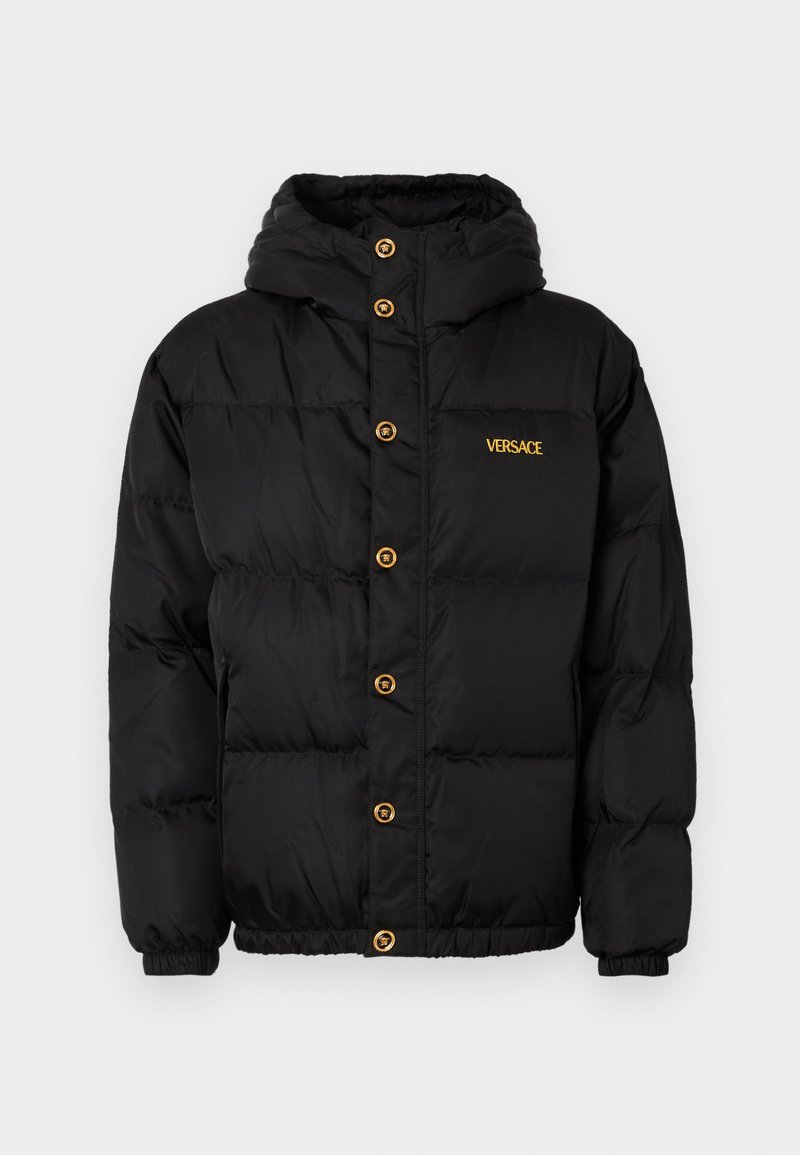 Sort dunjakke med hætte, prydet med gyldne knapper og 'VERSACE' logo i guld. Tekstureret, isoleret materiale og elastiske manchetter.
