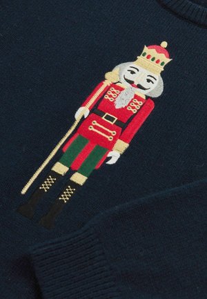 Tumeda sviiter tume laevanduse põhjal, millel on pähklimurdi kujundus. Punased, rohelised ja kuldsed aktsendid; tikandid, tekstureeritud kangas.