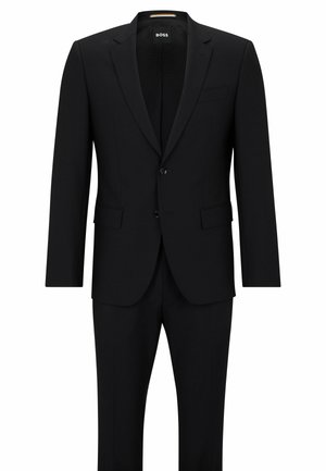 Schwarzer Anzug bestehend aus einem strukturierten Blazer mit Reverskragen und zwei Knöpfen, kombiniert mit passenden Hosen; glatte Stoffoberfläche.