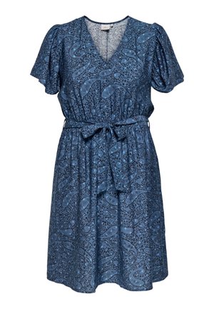 Niebieska sukienka z krótkim rękawem i dekoltem w serek, z wzorem paisley oraz kwiatowym, taliowana z paskiem materiałowym zawiązanym z przodu.