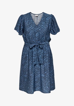 Blå kortærmet kjole med V-hals, paisley- og blomstermønster, indsnøret talje og stofbælte bundet foran.