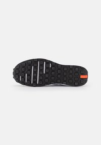 Nike Sportswear W NIKE WAFFLE ONE - Sportbačiai - summit white/white/black/orange