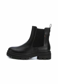 Botines de cuero negro con paneles elásticos laterales, puntera redondeada y suela robusta. Incluye tira para facilitar el calzado.