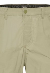 Licht kaki korte broek met een knoopsluiting, gestikte details en een gladde textuur, voorzien van een gemarkeerde tailleband en standaard front pockets.