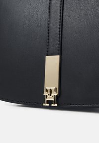 Tommy Hilfiger HERITAGE SADDLE BAG - Käekott - black