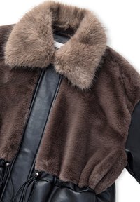 Brązowa kurtka z ekologicznego futra i czarnej skóry z szerokim futrzanym kołnierzem, taliowaniem i sznurkiem do ściągania u dołu. Miękka faktura i warstwowy fason.