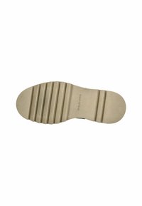 Suola di scarpa nera con forma curva, dotata di più scanalature per la trazione. Il materiale in gomma ha una texture liscia con un marchio impresso.