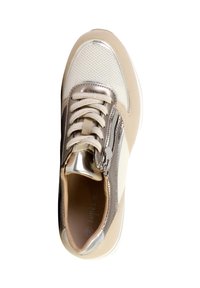 Baskets beiges et métalliques avec lacets et une fermeture éclair latérale, présentant des textures perforées et lisses, vues de dessus sur un fond blanc.