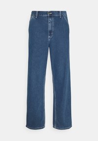 Siniset suorat farkut, jotka on valmistettu denimmateriaalista. Niissä on edessä nappikiinnitys, vyölenkit ja näkyvät tikkausompeleet saumoissa.